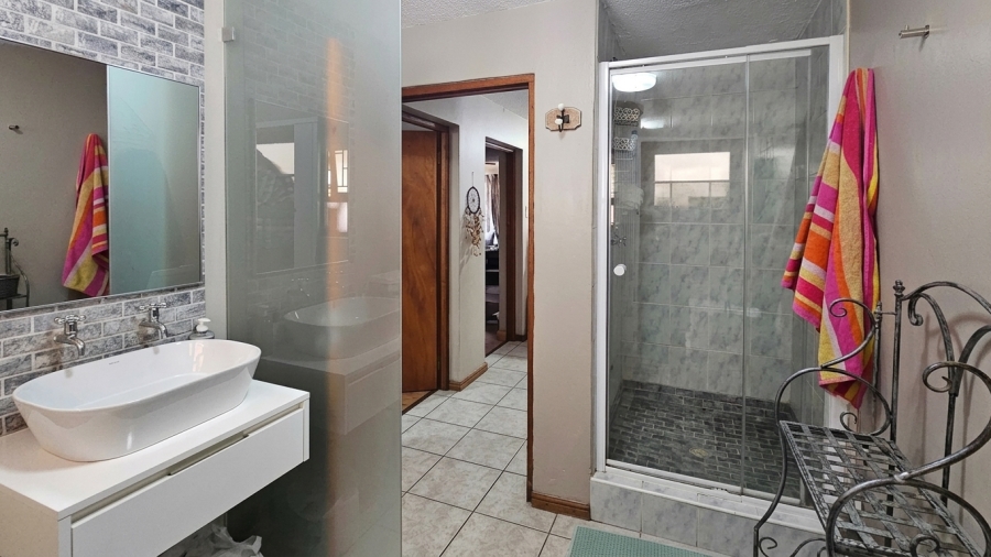 5 Bedroom Property for Sale in Voelklip Western Cape